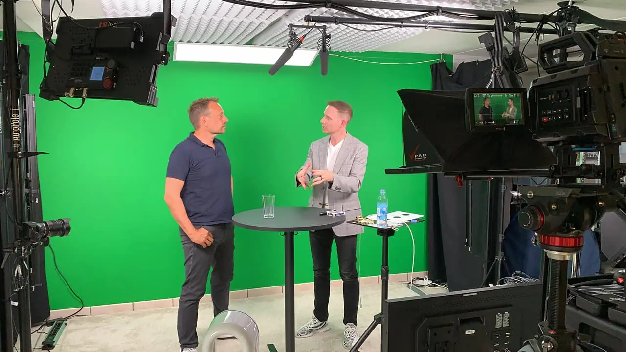 To personer optager et interview i WALK-IN-STUDIO
